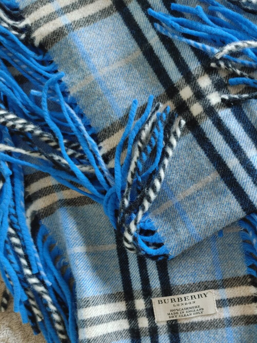 ✨💙Burberry Cashmere Scarf with Double Fringe💙✨ - Picture 4 of 16